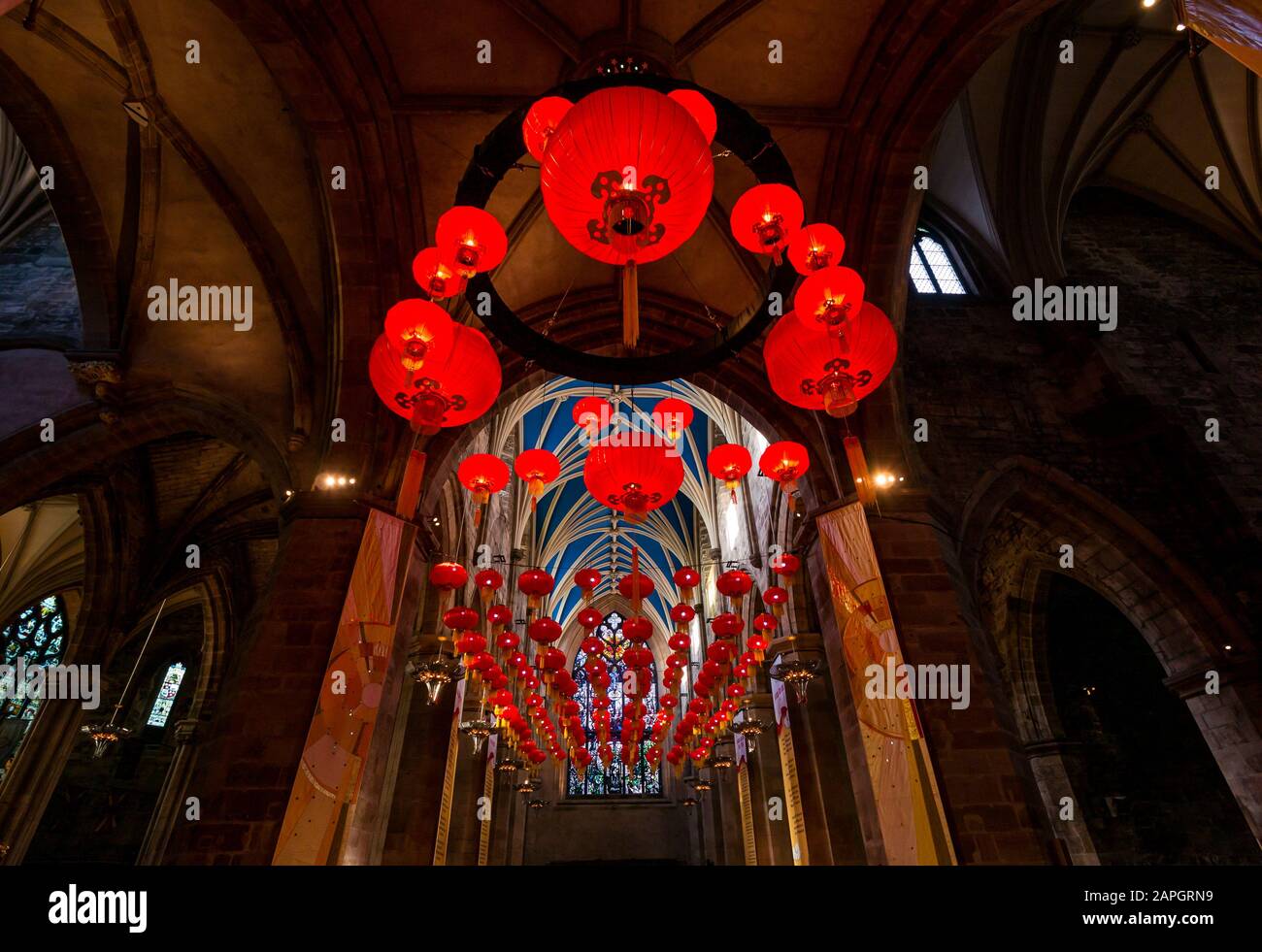 St Giles'S High Kirk (Cathédrale), Royal Mile, Édimbourg, Écosse, Royaume-Uni. 23 janvier 2020. Le festival annuel Burns & Beyond Johnnie Walker sponsorisé. Burns Night coïncide avec la nouvelle année chinoise (qui ne se reproduira plus pendant 76 ans), donc les deux festivals se joignent aux célébrations. Un affichage de 400 lanternes rouges chinoises accrochées au plafond voûté Banque D'Images