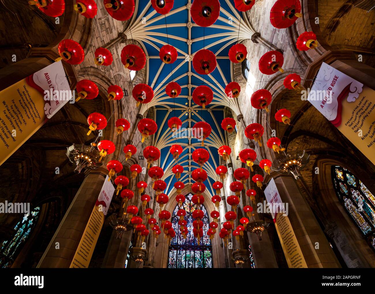St Giles'S High Kirk (Cathédrale), Royal Mile, Édimbourg, Écosse, Royaume-Uni. 23 janvier 2020. Le festival annuel Burns & Beyond Johnnie Walker sponsorisé. Burns Night coïncide avec la nouvelle année chinoise (qui ne se reproduira plus pendant 76 ans), donc les deux festivals se joignent aux célébrations. Un affichage de 400 lanternes rouges chinoises accrochées au plafond voûté Banque D'Images