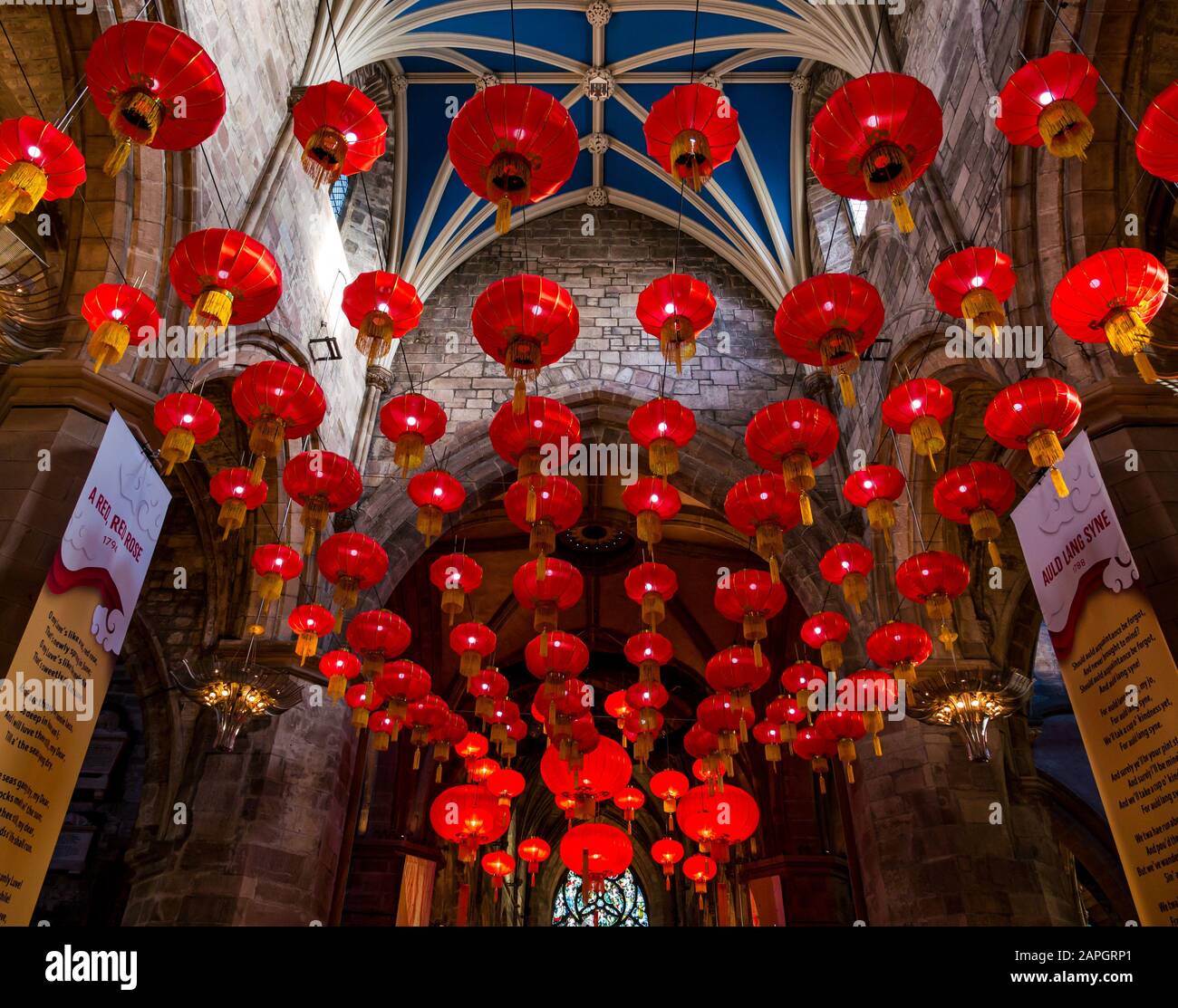 St Giles'S High Kirk (Cathédrale), Royal Mile, Édimbourg, Écosse, Royaume-Uni. 23 janvier 2020. Le festival annuel Burns & Beyond Johnnie Walker sponsorisé. Burns Night coïncide avec la nouvelle année chinoise (qui ne se reproduira plus pendant 76 ans), donc les deux festivals se joignent aux célébrations. Un affichage de 400 lanternes rouges chinoises accrochées au plafond voûté Banque D'Images
