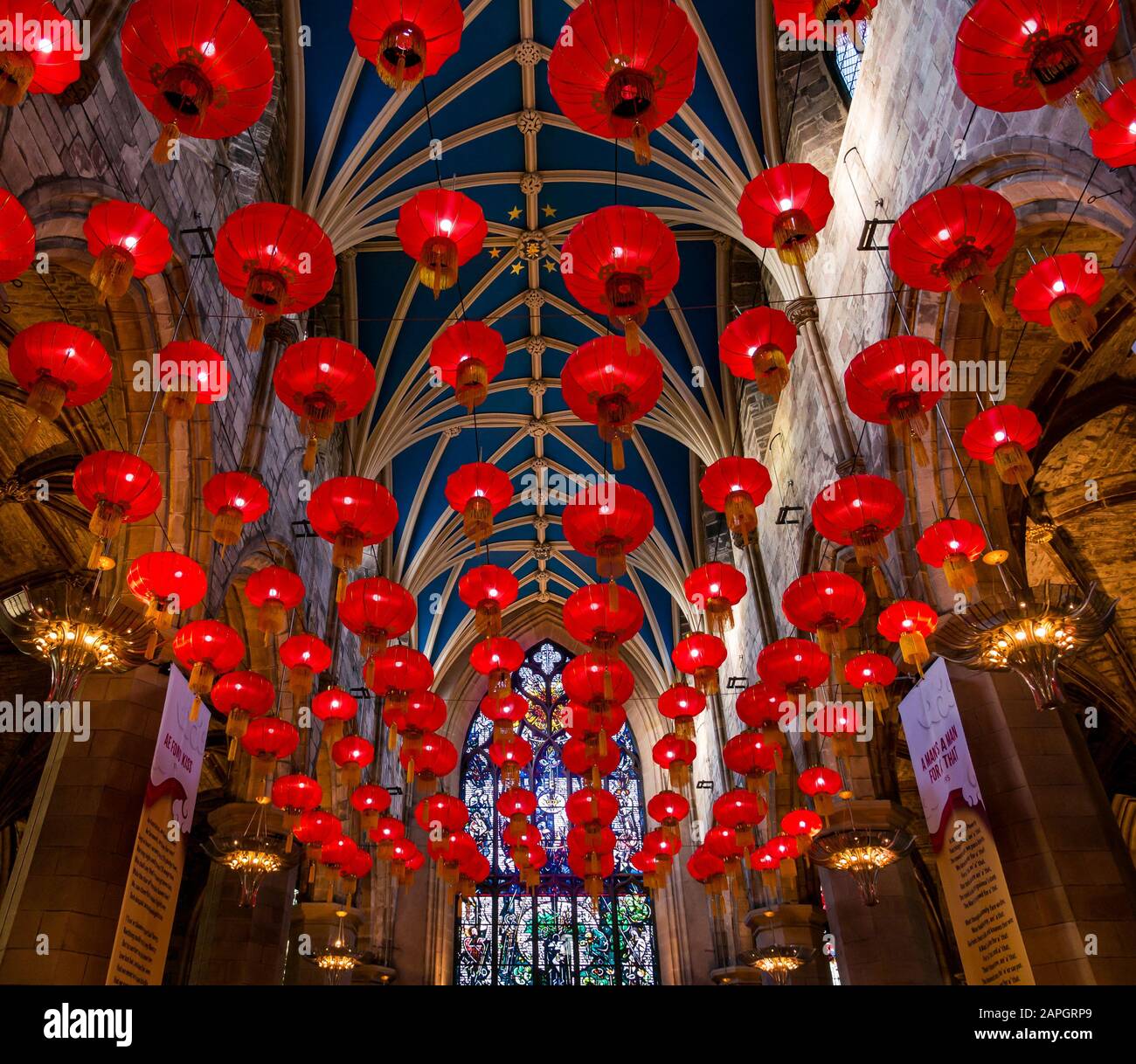 St Giles'S High Kirk (Cathédrale), Royal Mile, Édimbourg, Écosse, Royaume-Uni. 23 janvier 2020. Le festival annuel Burns & Beyond Johnnie Walker sponsorisé. Burns Night coïncide avec la nouvelle année chinoise (qui ne se reproduira plus pendant 76 ans), donc les deux festivals se joignent aux célébrations. Un affichage de 400 lanternes rouges chinoises accrochées au plafond voûté Banque D'Images