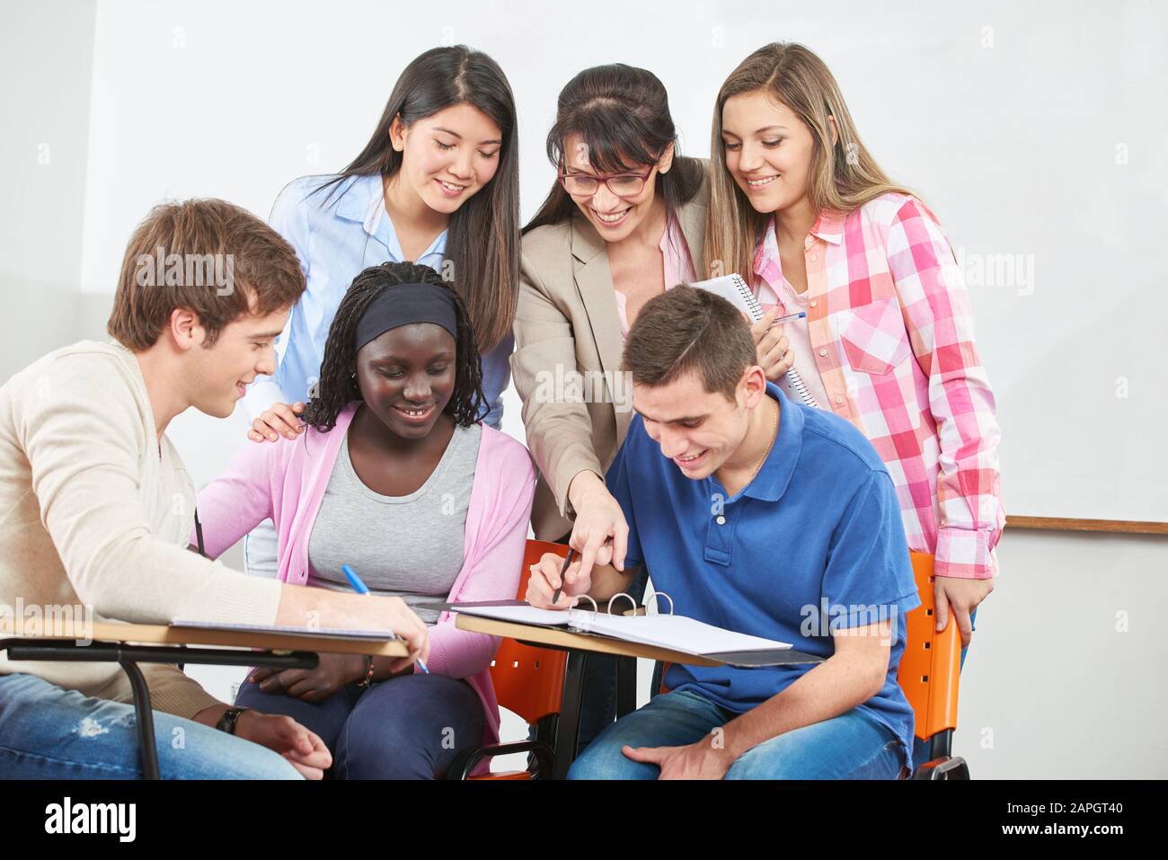 Groupe d'étudiants apprennent avec tutorat avec un tuteur Banque D'Images