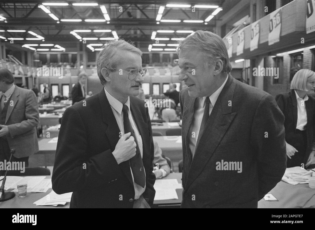Congrès D66; Hans van Mierlo (r) avec le nouveau président Michel Jager Date: 29 octobre 1988 mots clés: Congrès, présidents Nom personnel: Hans Van Mierlo Nom de l'institution: D66 Banque D'Images