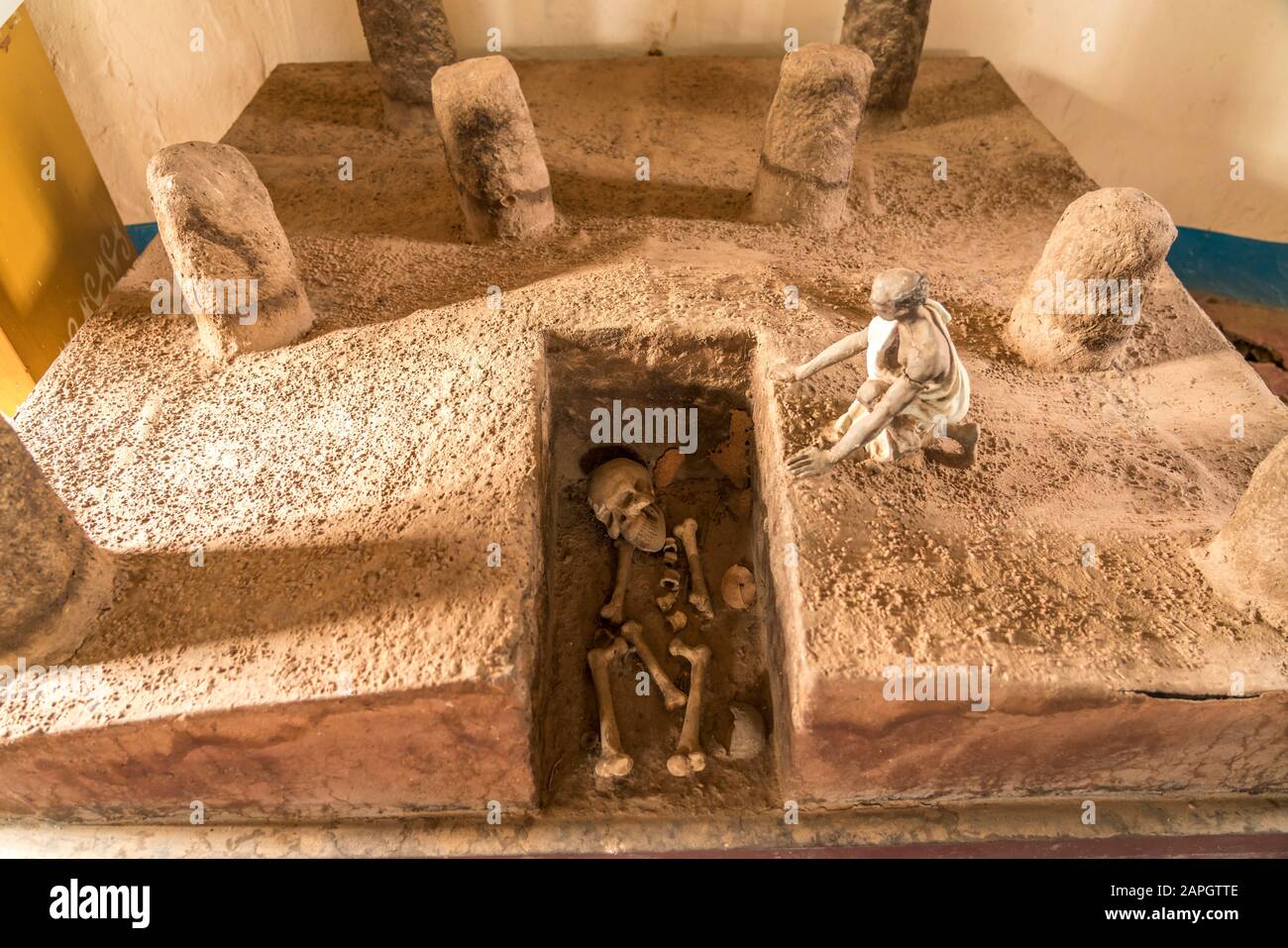 Modell einer Grabstätte unter den Steinkreisen von Wassu, Wassu Stone Circles Museum, Wassu, Gambie, Watafrika | réplique d'un cercle de pierre Wassu b Banque D'Images