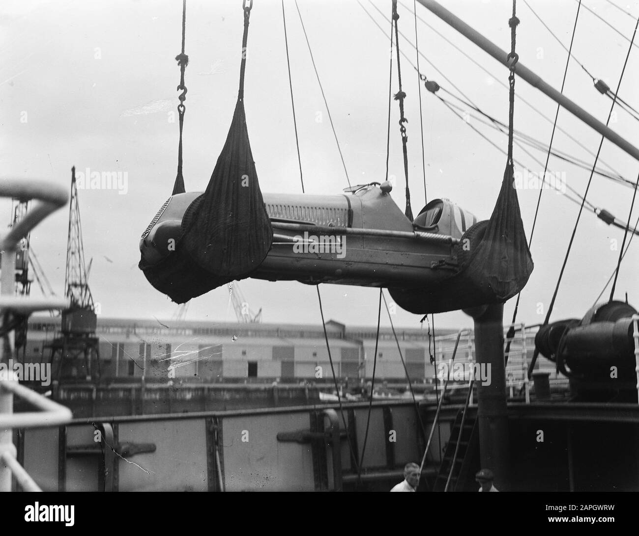 Arrivée de voitures de course à Rotterdam Annotation: Pour le Grand Prix van Zandvoort le 7 août 1948 Date: 4 août 1948 lieu: Rotterdam, Zuid-Holland mots clés: Arrivée et départ, voitures de course Banque D'Images