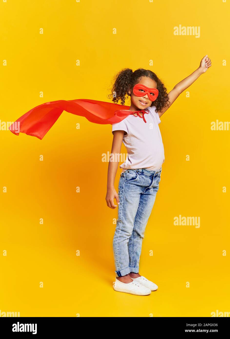 Fille africaine en costume de super-héros Banque D'Images