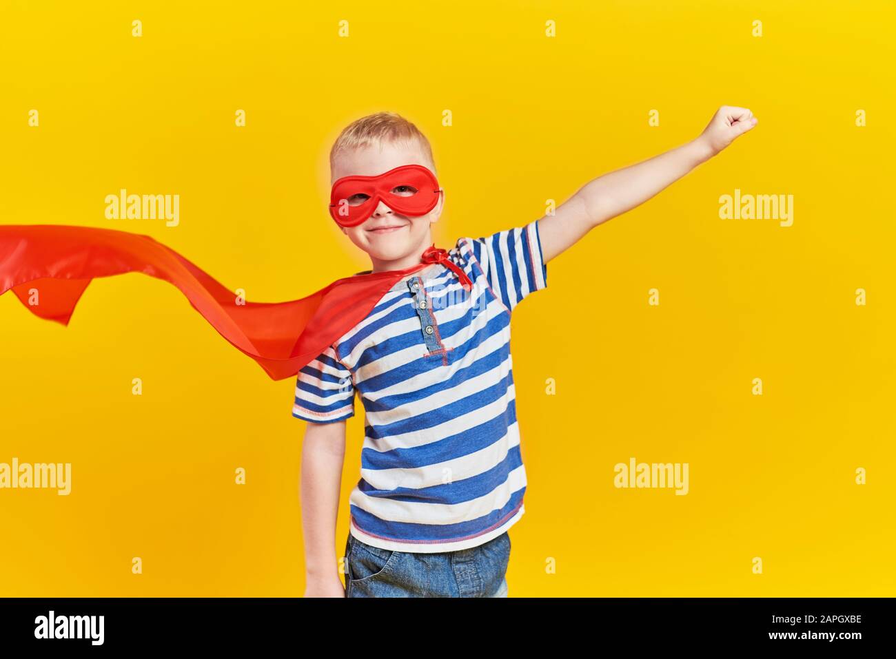 Portrait d'un garçon joueur en costume de super-héros Banque D'Images