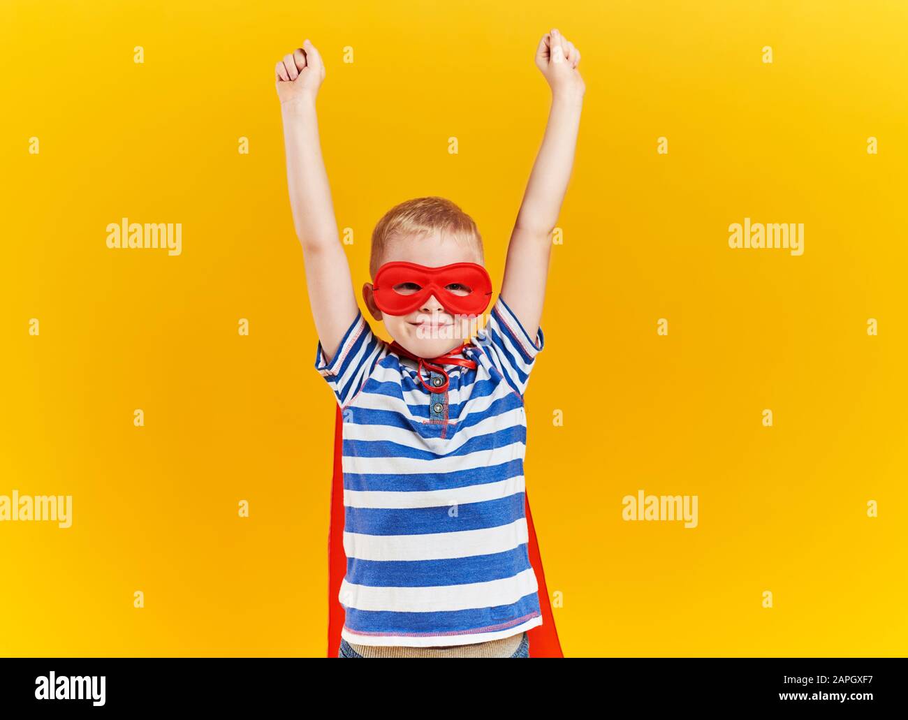Enfant en super-héros avec les mains levées Banque D'Images