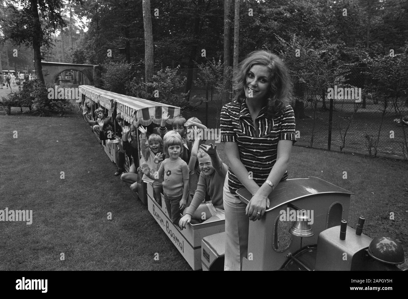 Conny Vink dans Amersfoorts Dierenpark, affectation AVRO Date: 13 août 1972 lieu: Amersfoort mots clés: IEERPARKS Nom de l'institution: Avro Banque D'Images