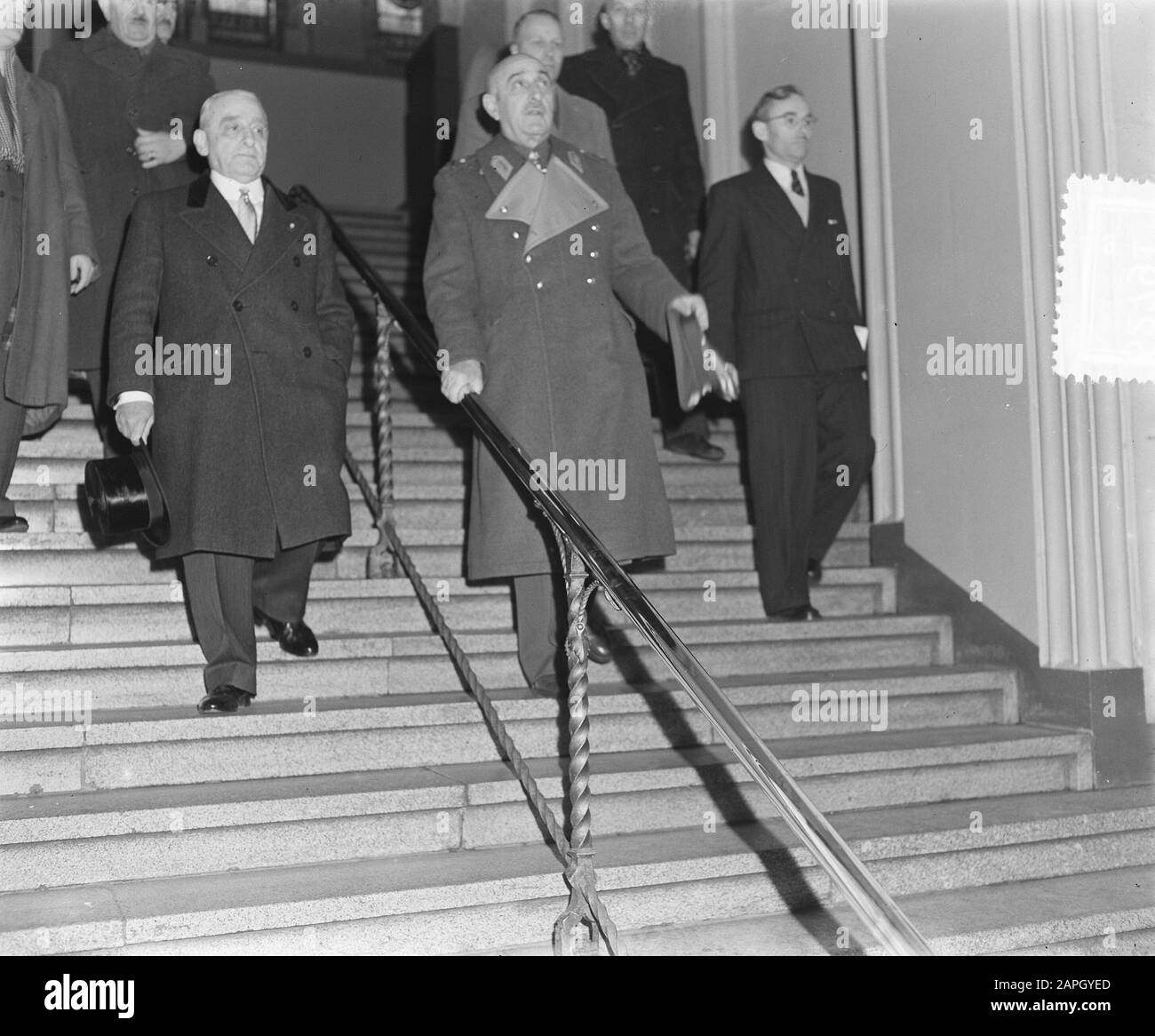 Le maréchal Papagos de campagne grec a également visité le Rijksmuseum lors de sa visite à Amsterdam Date: 3 février 1954 lieu: Amsterdam, Noord-Holland mots clés: Visites, militaires, musées, officiers Nom personnel: Papagos, Alexander Banque D'Images