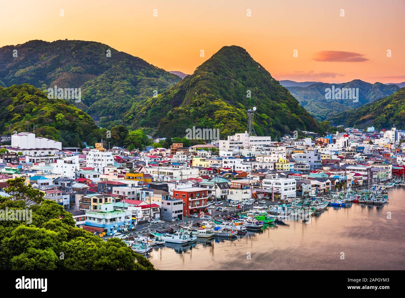 Shimoda, Japon ville Skyline au crépuscule sur la péninsule d'Izu. Banque D'Images