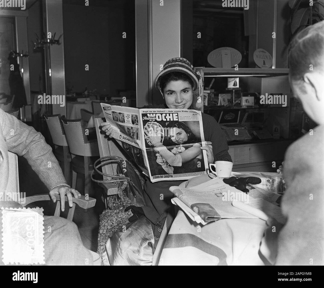 Arrivée Vanja Orico (Star brésilienne du film) Annotation: Elle était connue du film O Cacangeiro, lauréate du Festival de Cannes et a agi en 1954 dans la production de films ouest-allemande Conchita und der Ingenieur Date: 7 février 1954 mots clés: Arrivées, actrices, stars du film Nom personnel: Orico, Vanja Banque D'Images