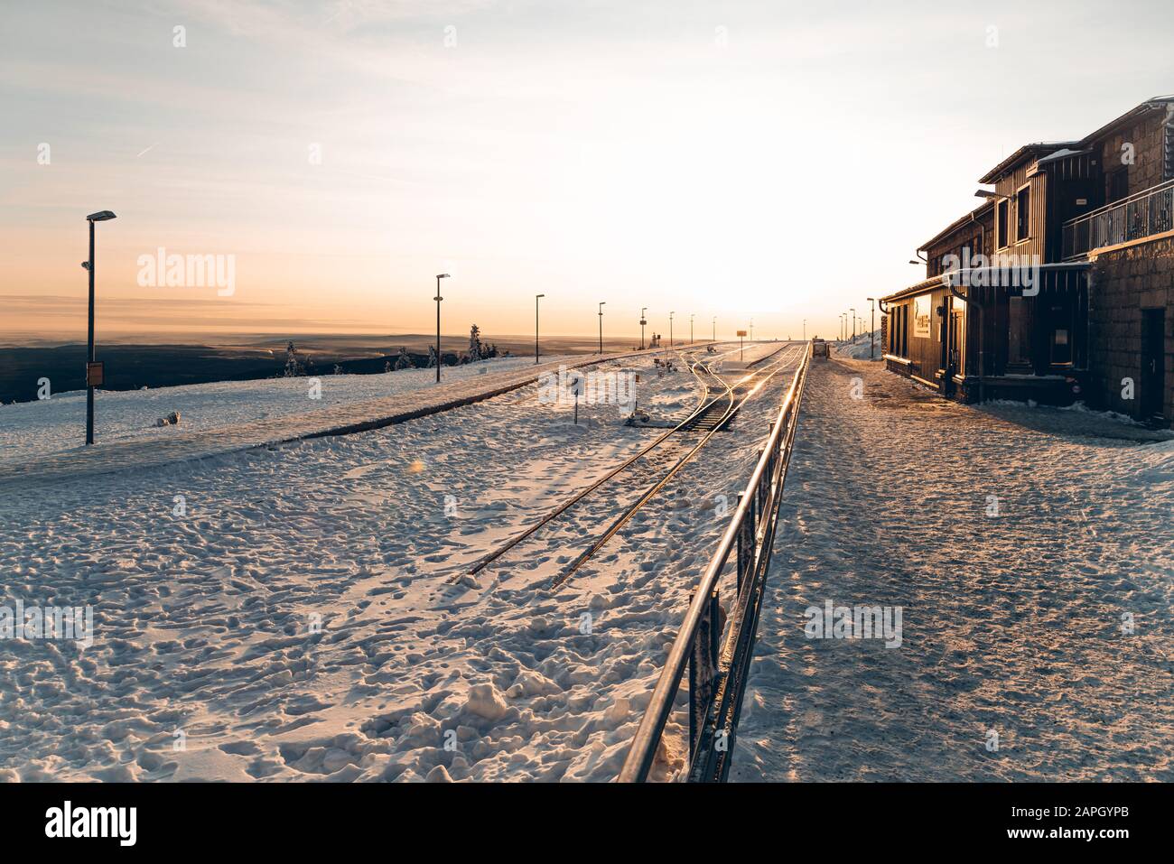 Lever du soleil en hiver sur Brocken avec vue sur la gare déserte Banque D'Images