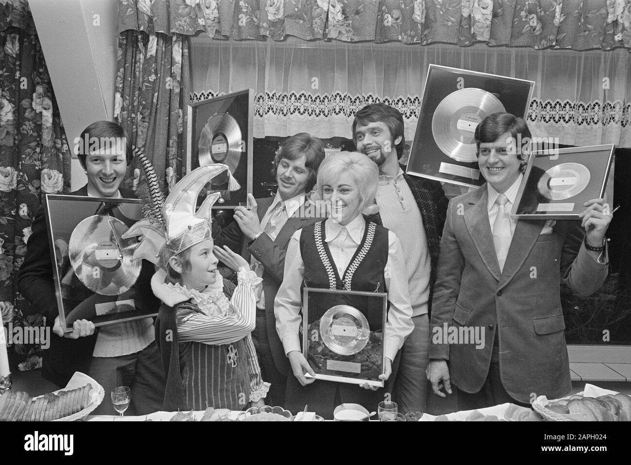 Corrie en de Rekles a reçu des disques d'or et de platine Date: 17 février 1971 mots clés: Prix, disques, musique pop Nom personnel: King, Corrie Banque D'Images