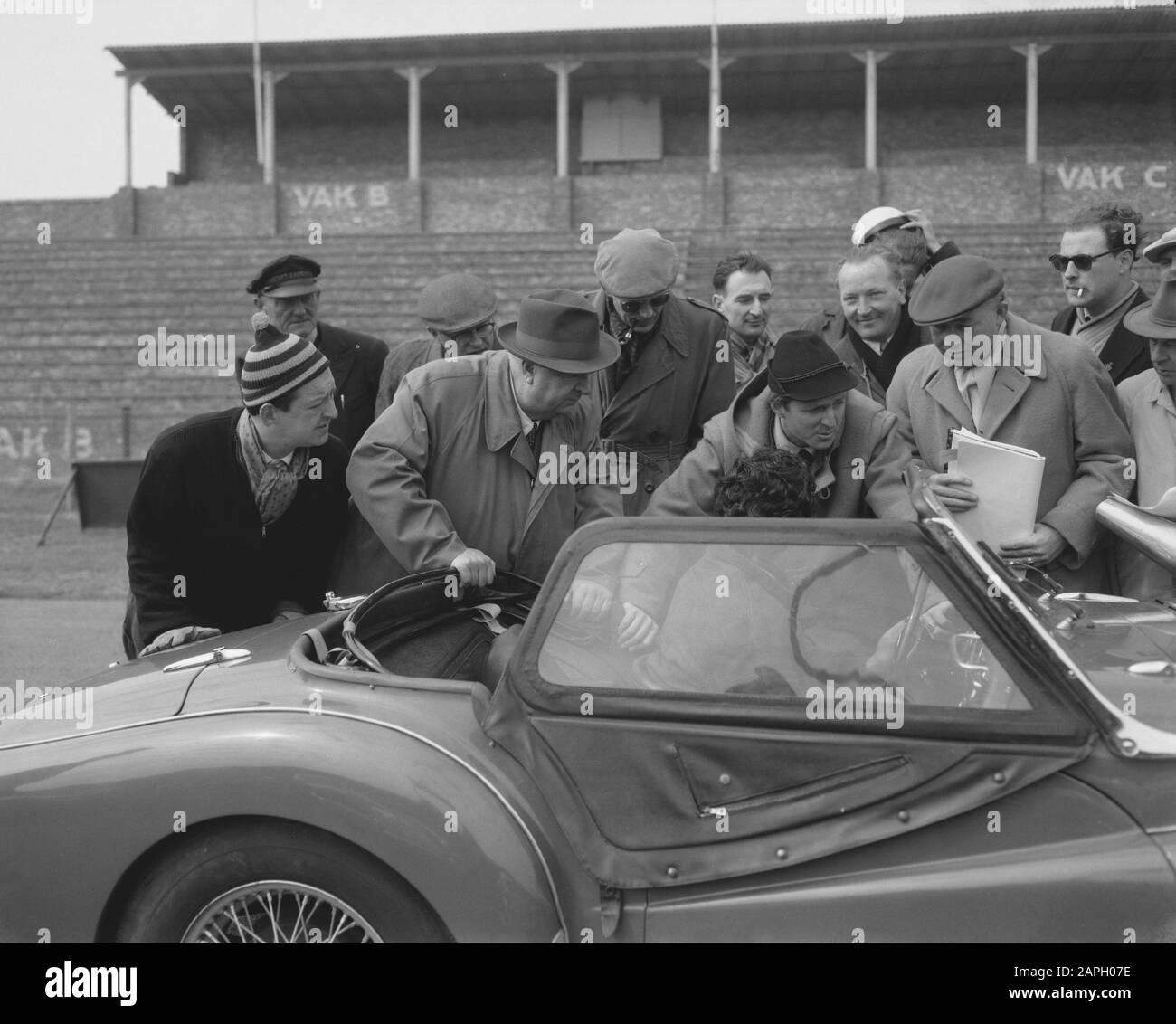 Cours de chauffeur par Graf von Trips et Alfred Neubauer Date: 19 avril 1958 Nom personnel: Alfred Neubauer Banque D'Images