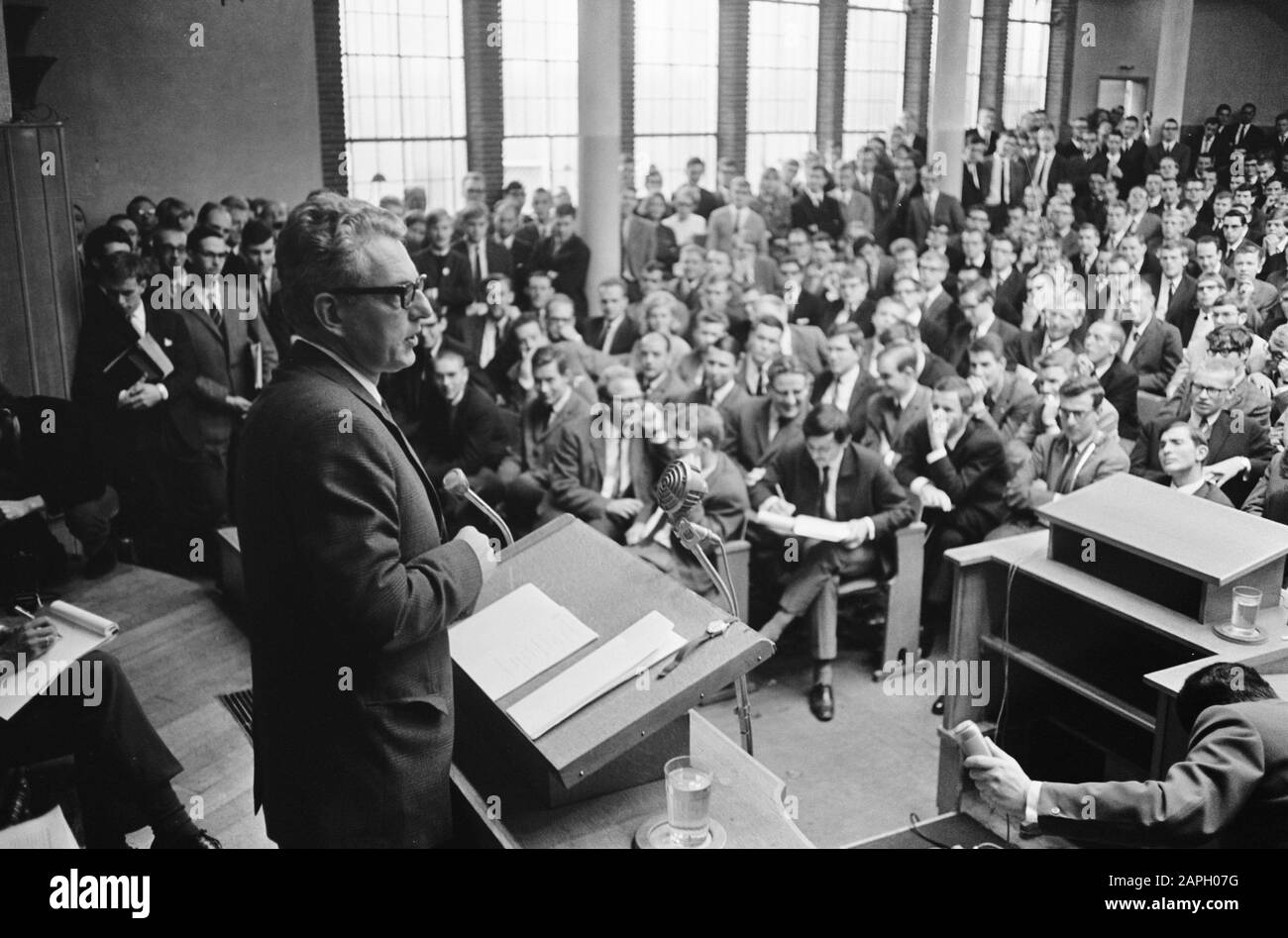 Étudiant Teach-in à Rotterdam au sujet de la politique du ministre de l'éducation et des sciences Isaäc Arend Diepenhorst Description: CPN contremaître M. Marcus Bakker fait le mot Date: 7 octobre 1966 lieu: Rotterdam, Zuid-Holland mots clés: Politiciens, étudiants Nom personnel: Bakker, Marcus Banque D'Images