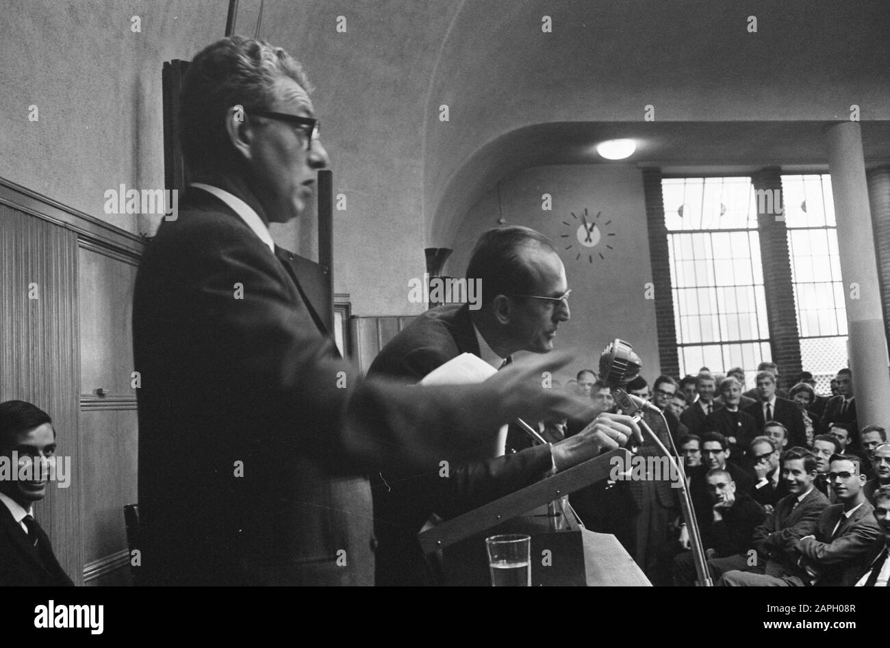 Étudiant Teach-in à Rotterdam au sujet de la politique du ministre de l'éducation et des sciences Isaäc Arend Diepenhorst Description: CPN contremaître M. Marcus Bakker fait le mot Date: 7 octobre 1966 lieu: Rotterdam, Zuid-Holland mots clés: Politiciens, étudiants Nom personnel: Bakker, Marcus Banque D'Images