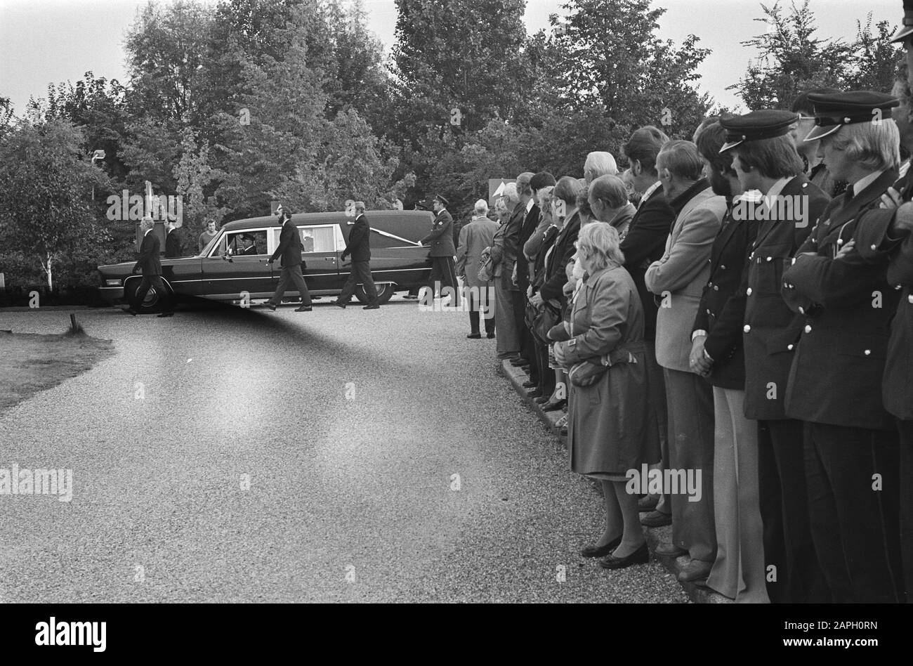 Crémation du Sergent Arie Kranenburg, tué par le terroriste allemand Volkerts; arrivée voiture funéraire Date: 27 septembre 1977 mots clés: Voitures, brigades, cremations, police, terroristes, ferrages Nom personnel: Kranenburg, Arie Banque D'Images