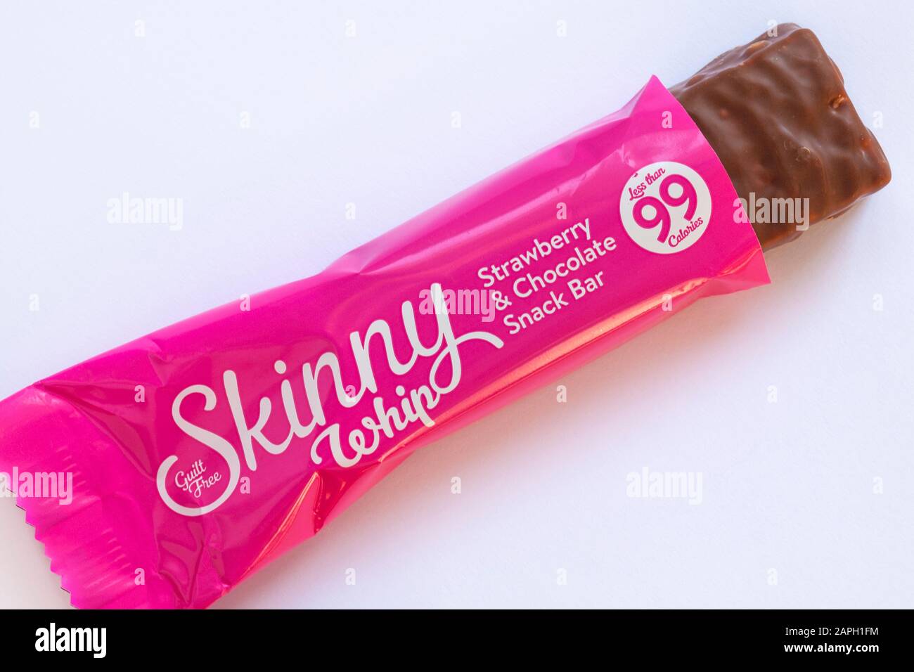 Le snack-bar sans culpabilité Skinny Whip Strawberry & Chocolate s'est ouvert pour montrer le contenu sur fond blanc - moins de 99 calories Banque D'Images