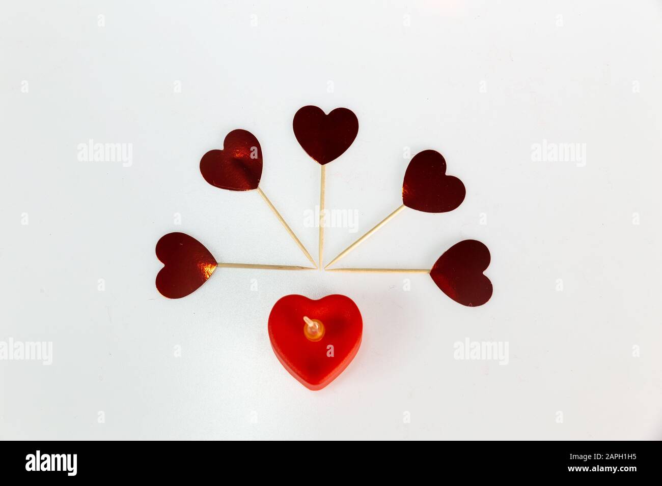 Formes de coeur rouge isolées sur blanc comme éléments de conception pour la Saint-Valentin. Banque D'Images