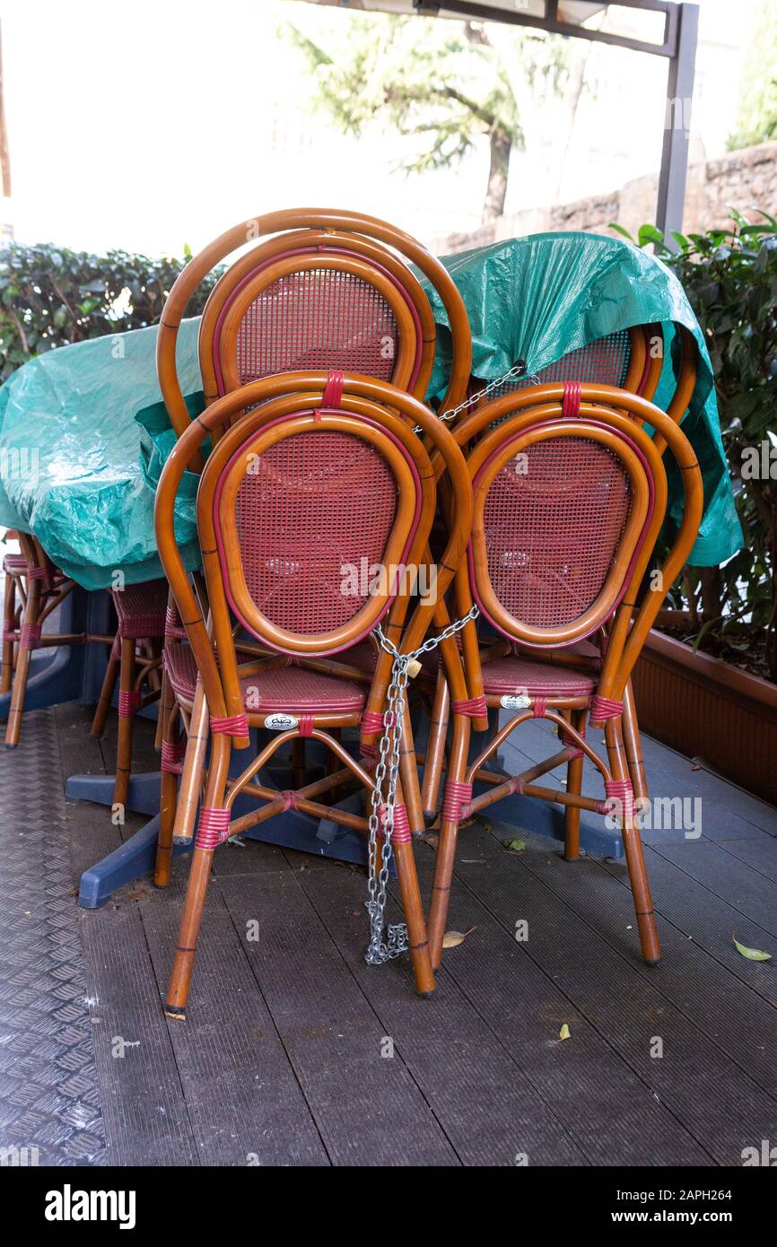 Pile de chaises en osier devant un restaurant à Rome Banque D'Images