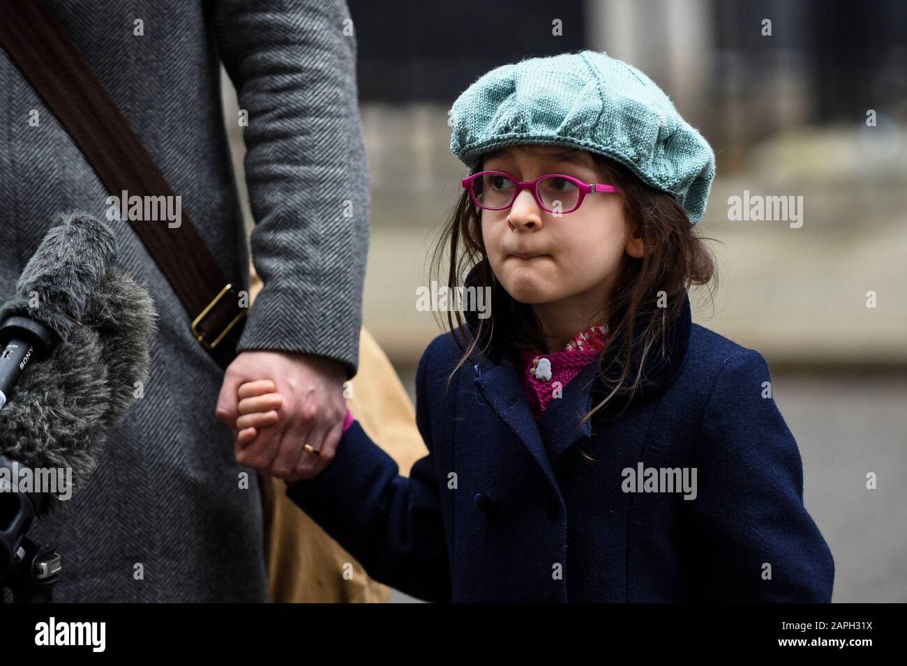 Londres, Royaume-Uni. 23 Janvier 2020. Gabriella Ratcliffe tient la main de son père comme Richard Ratcliffe, le mari de la mère britannique-iranienne Nazanin Zaghari-Ratcliffe, parle aux médias en dehors du numéro 10 Downing Street après avoir eu des entretiens avec Boris Johnson, premier ministre. M. Ratcliffe souhaite que le Premier ministre s'intéresse personnellement à la libération de sa femme qui a été emprisonnée en 2016 pendant cinq ans en Iran pour des accusations controversées. Crédit: Stephen Chung / Alay Live News Banque D'Images