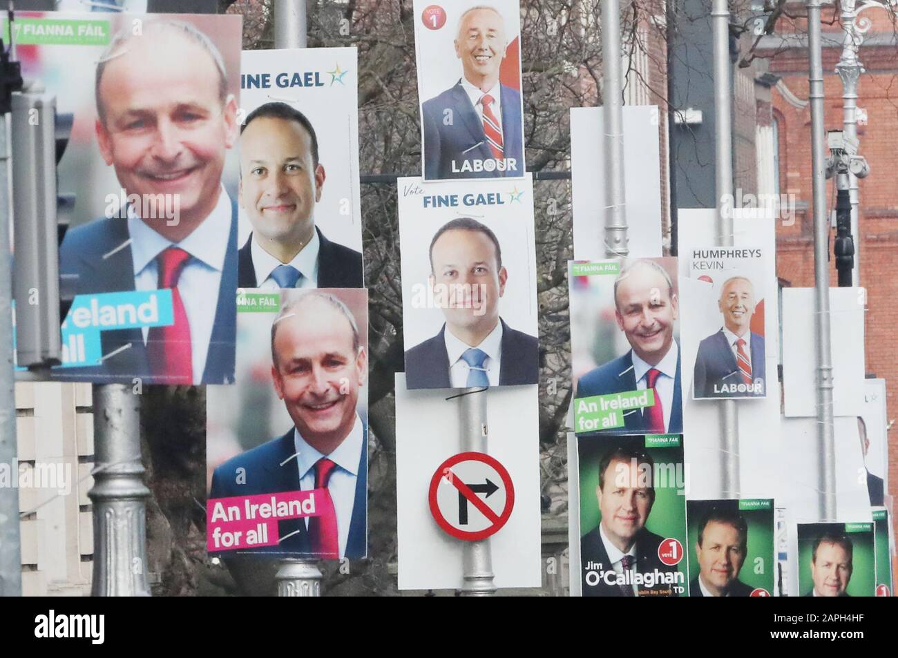 Affiches électorales générales à l'extérieur des bâtiments du gouvernement à Dublin. Banque D'Images