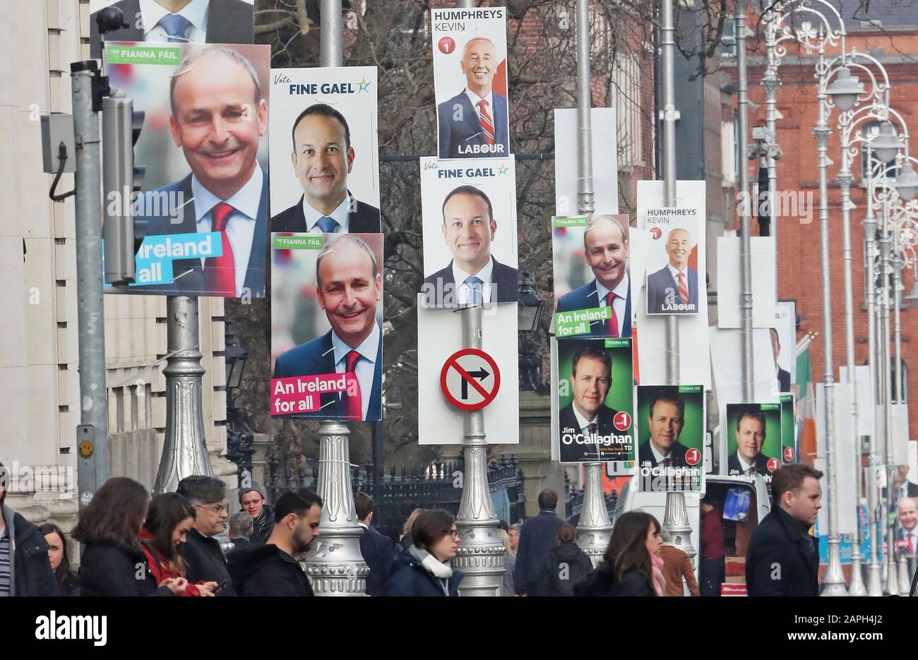 Affiches électorales générales à l'extérieur des bâtiments du gouvernement à Dublin. Banque D'Images