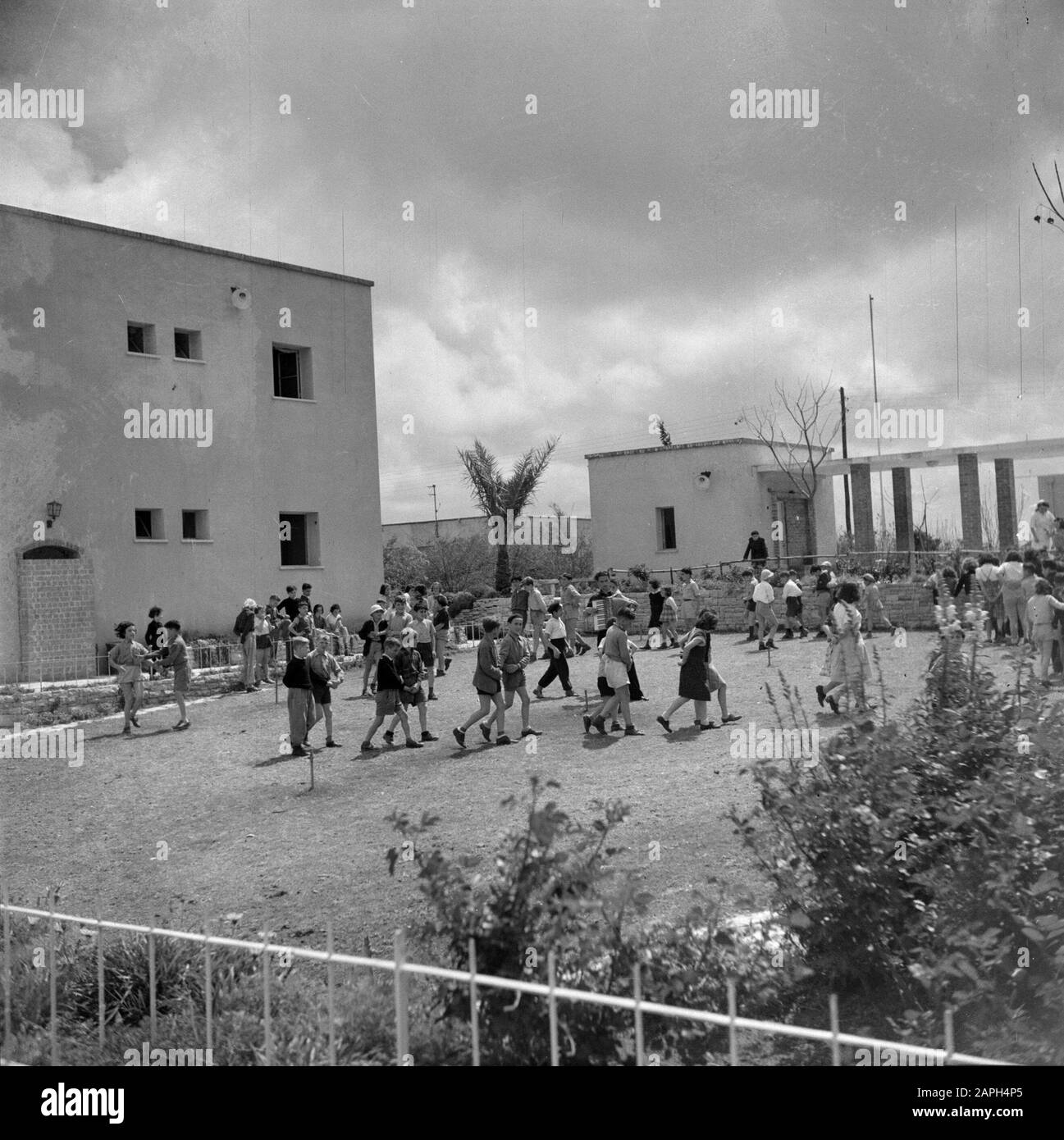 Israël 1948-1949: Village des enfants Onim Description: Danse des enfants du village des enfants Onim Date: 1948 lieu: Israël mots clés: Danses, soins des jeunes, villages des enfants, enfants Banque D'Images