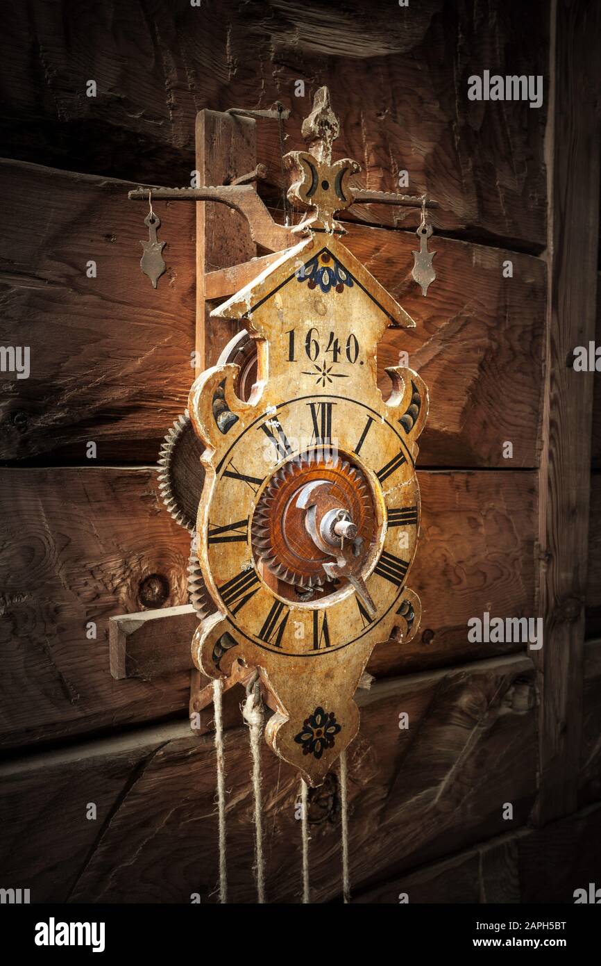 horloge pendule en bois antique - toujours la vie Banque D'Images