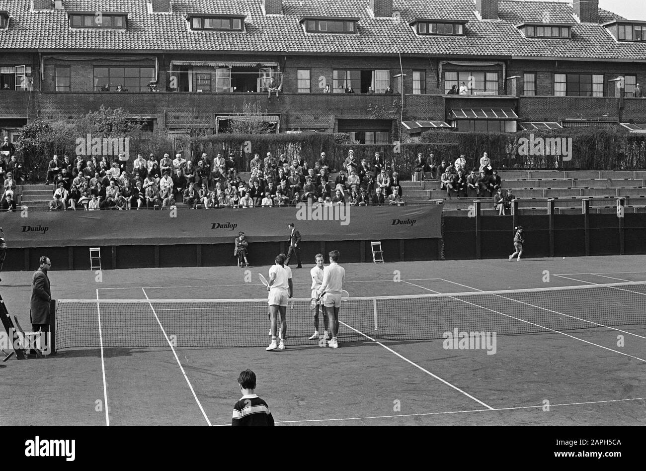 Davis Cup match Pays-Bas contre l'Afrique du Sud à Metsbaan Scheveningen, joueurs après le match Date: 2 mai 1965 lieu: Pays-Bas, Scheveningen, Afrique du Sud mots clés: Joueurs, tennis, compétitions Banque D'Images