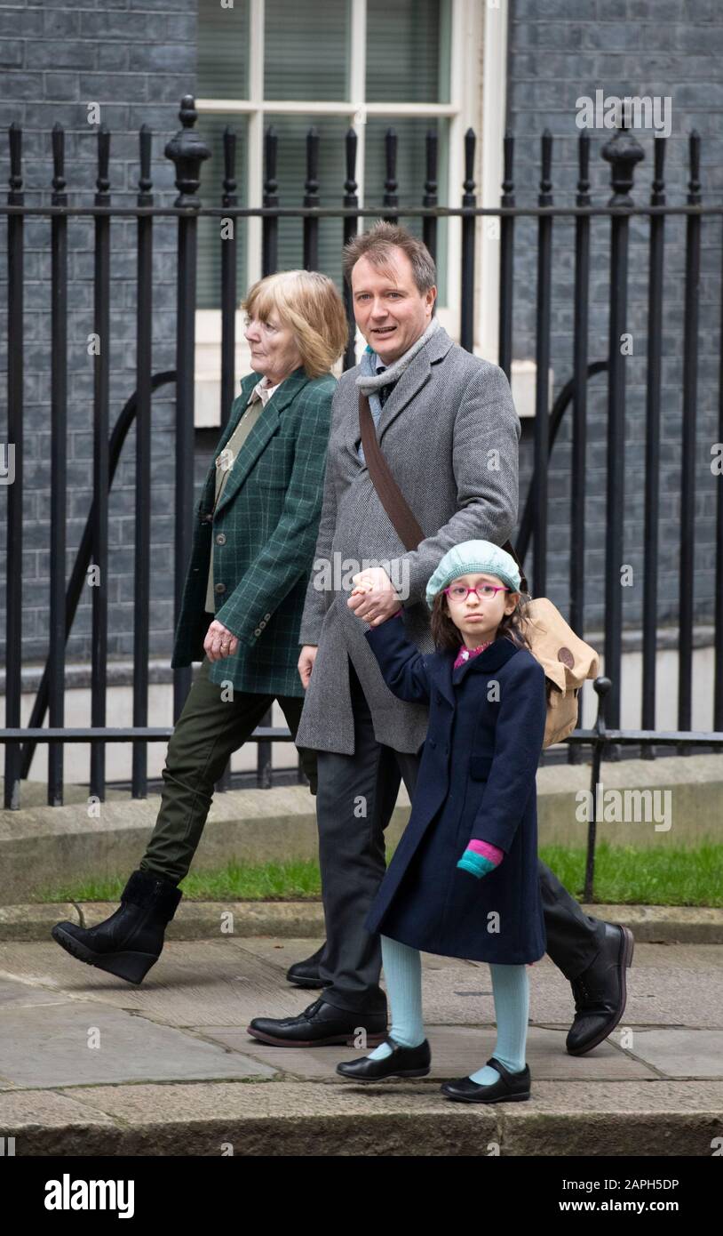 10 Downing Street, Londres, Royaume-Uni. 23 janvier 2020. Richard Ratcliffe accompagné de sa mère et de sa fille de 5 ans arrivent à rencontrer le Premier ministre Boris Johnson dans Downing Street pour discuter de la situation tragique de sa femme, Mme Zaghari-Ratcliffe, détenue et emprisonnée en Iran depuis avril 2016. Crédit : Malcolm Park/Alay Live News. Banque D'Images