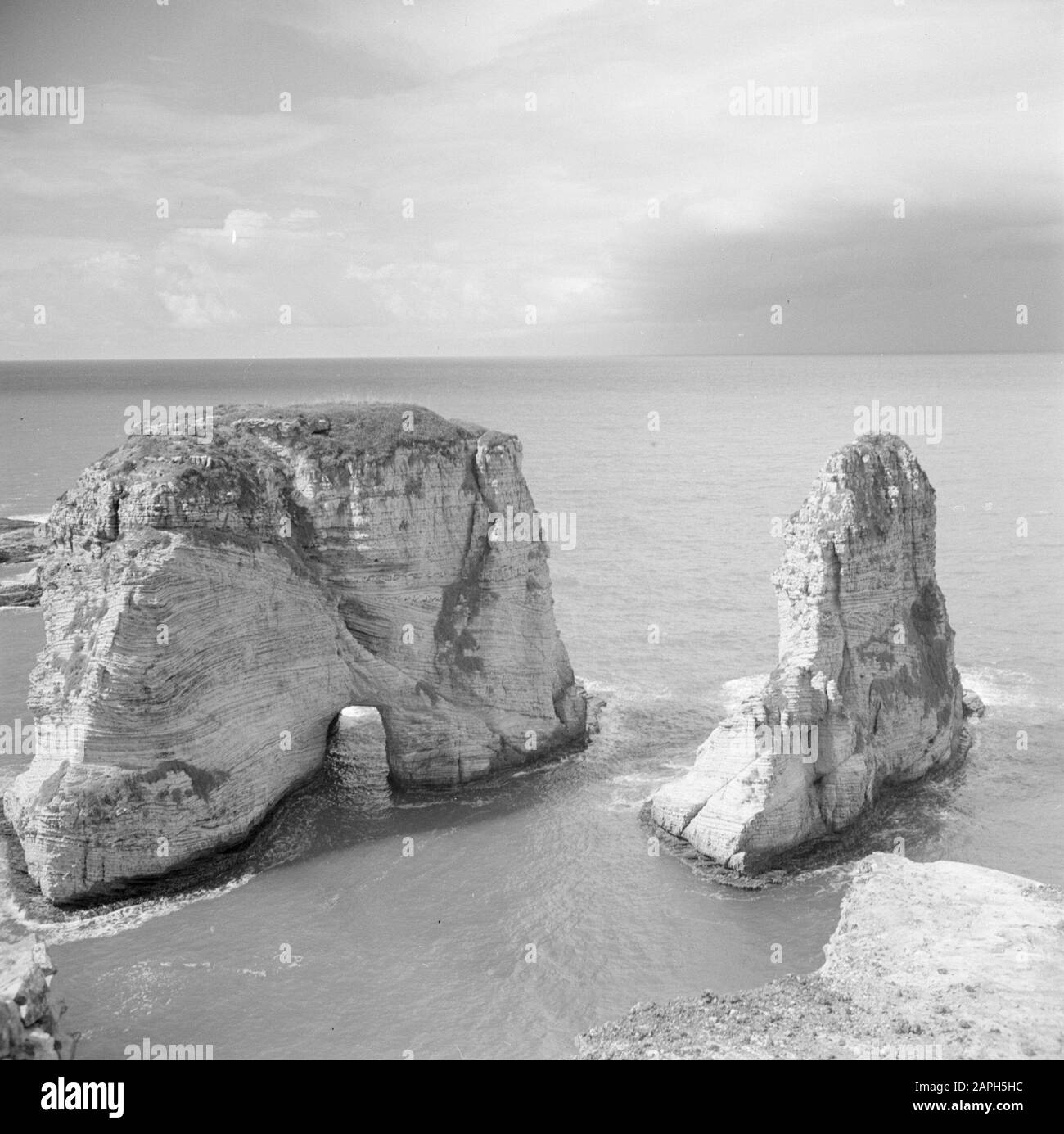 Moyen-Orient 1950-1955 : Liban Description: Le 'pigeon rock' sur la côte méditerranéenne près de Beyrouth Date: 1950 lieu: Liban mots clés: Côtes, rochers, mers Banque D'Images