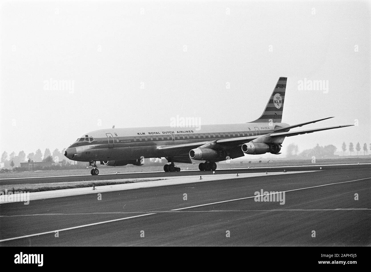 DC-8 avion de vol de KLM effectue un atterrissage d'urgence avec deux pneus sauté, Schiphol Date: 28 septembre 1970 lieu: Noord-Holland, Schiphol mots clés: Pneus, débarquements d'urgence Nom personnel: DC-8 Nom de l'établissement: KLM Banque D'Images
