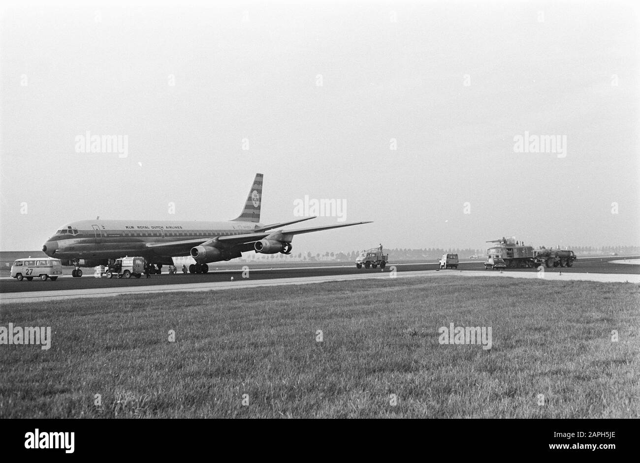 DC-8 avion de vol de KLM effectue un atterrissage d'urgence avec deux pneus sauté, Schiphol Date: 28 septembre 1970 lieu: Noord-Holland, Schiphol mots clés: Pneus, débarquements d'urgence Nom personnel: DC-8 Nom de l'établissement: KLM Banque D'Images