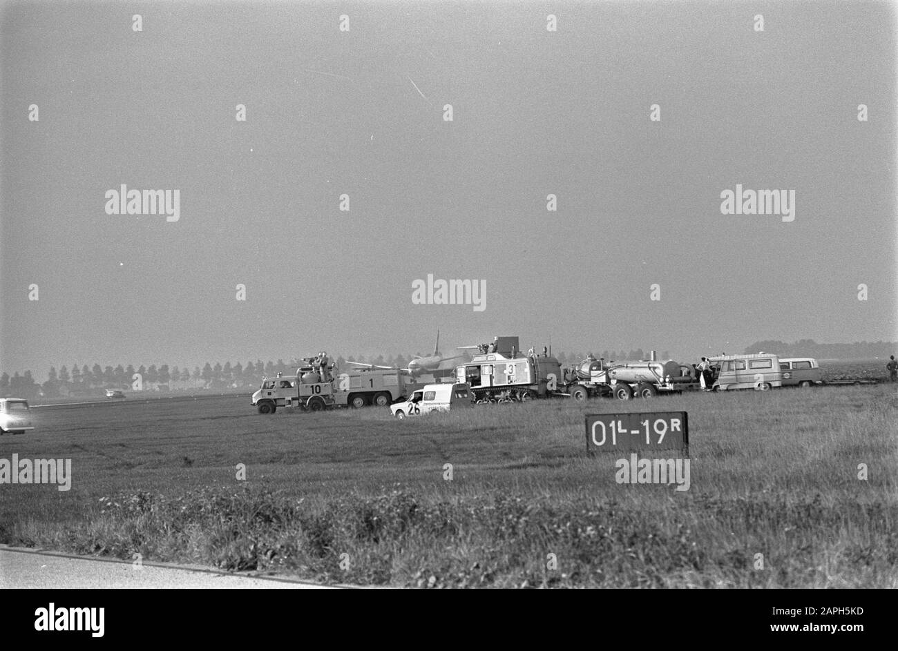 DC-8 avion de vol de KLM effectue un atterrissage d'urgence avec deux pneus sauté, Schiphol Date: 28 septembre 1970 lieu: Noord-Holland, Schiphol mots clés: Pneus, débarquements d'urgence Nom personnel: DC-8 Nom de l'établissement: KLM Banque D'Images