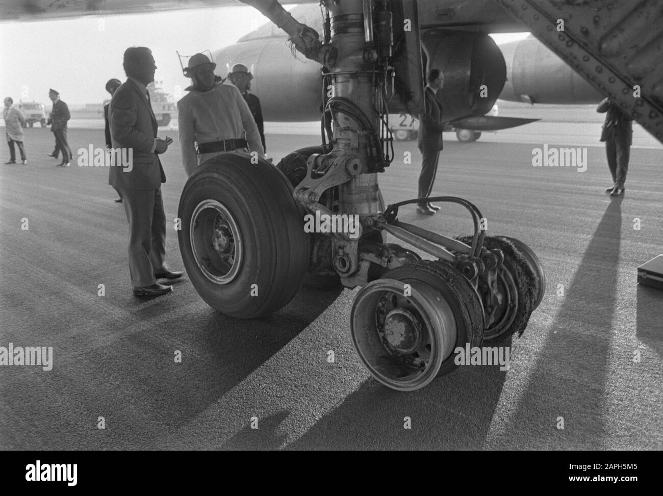 DC-8 avion de vol de KLM effectue un atterrissage d'urgence avec deux pneus sauté, Schiphol Date: 28 septembre 1970 lieu: Noord-Holland, Schiphol mots clés: Pneus, débarquements d'urgence Nom personnel: DC-8 Nom de l'établissement: KLM Banque D'Images
