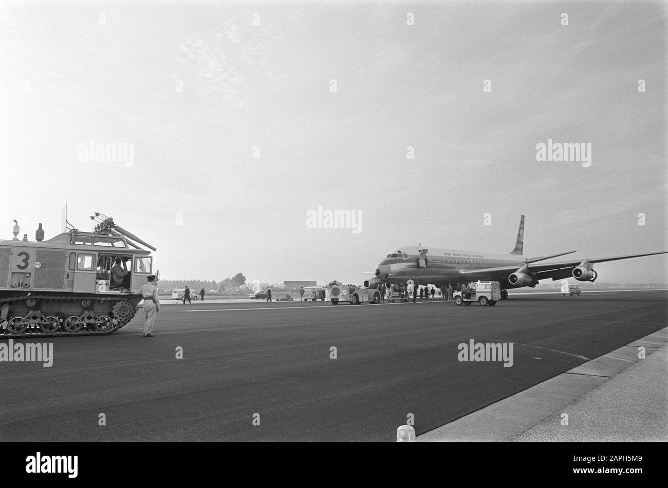 DC-8 avion de vol de KLM effectue un atterrissage d'urgence avec deux pneus sauté, Schiphol Date: 28 septembre 1970 lieu: Noord-Holland, Schiphol mots clés: Pneus, débarquements d'urgence Nom personnel: DC-8 Nom de l'établissement: KLM Banque D'Images