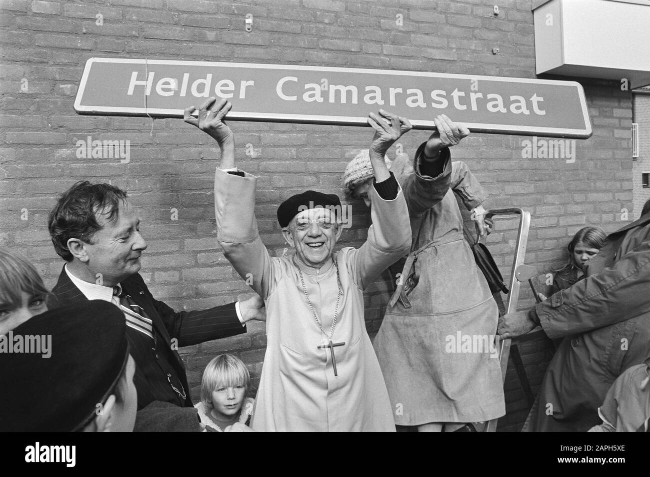 L'archevêque brésilien Dom Helder Camara révèle les panneaux de rue dans une rue nommée d'après lui Description: Camara de 72 ans avec un panneau de rue; juste sur les escaliers Hannie Kleyn, Alderman van Delft Date: 10 octobre 1981 lieu: Delft, Zuid-Holland mots clés: Révélations, panneaux de rue Nom personnel: Camara, Helder, Kleyn, Hannie Banque D'Images