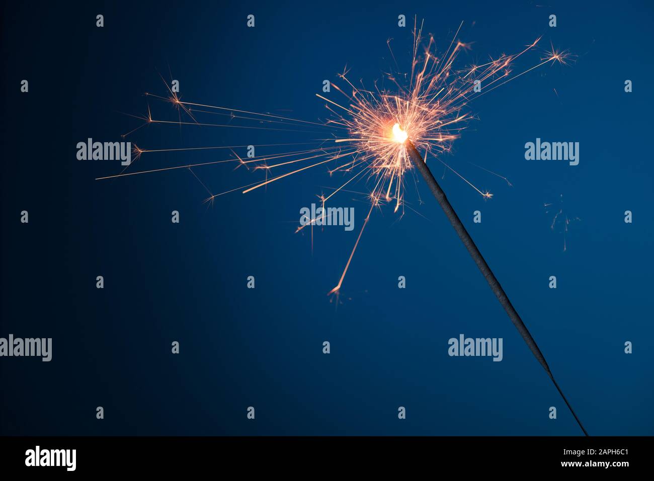 Brûlez un paroxysme de Noël festif sur fond bleu avec beaucoup d'étincelles Banque D'Images