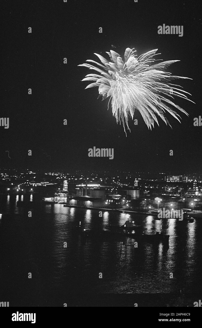 L'action le passeport touristique pour la paix a commencé avec des feux d'artifice au-dessus de l'IJ Date: 3 février 1967 lieu: Amsterdam, Noord-Holland mots clés: VIREWERK Banque D'Images