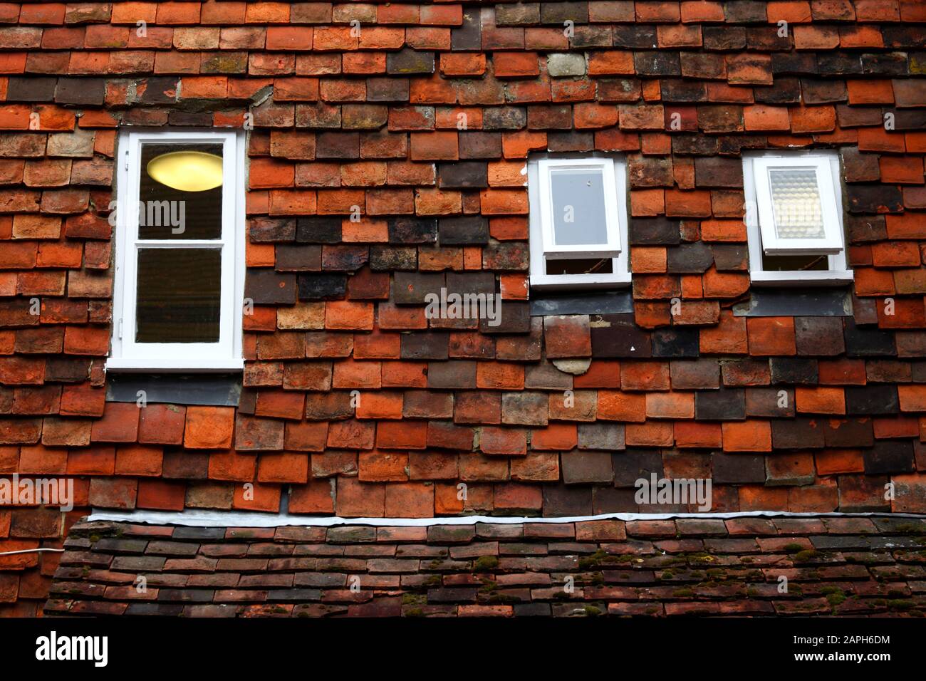 Détail de petites fenêtres en mosaïque verticale (une technique typique de Weald de Kent) sur le mur, Tenterden , Kent , Angleterre Banque D'Images