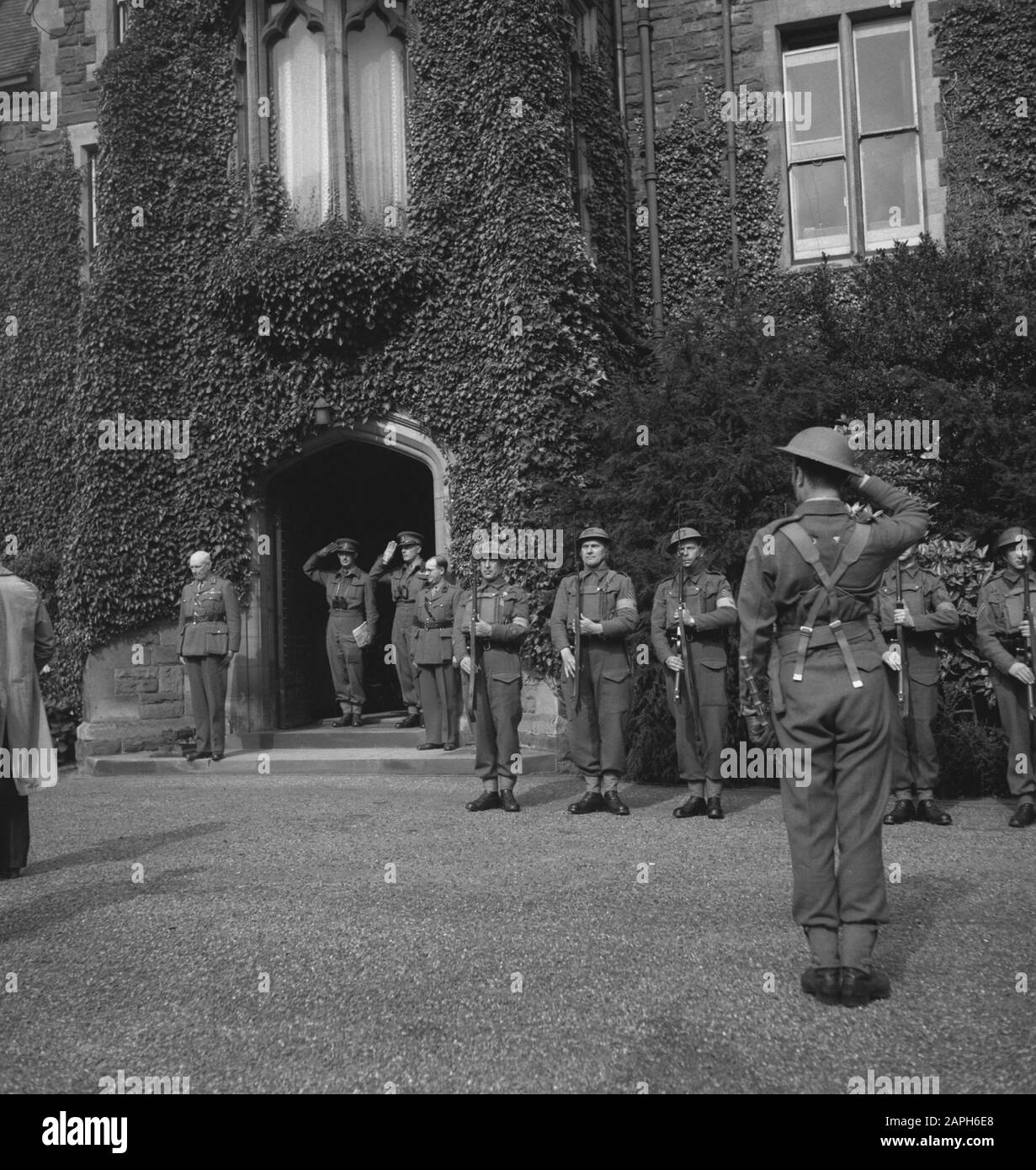 L'ambassadeur américain auprès des gouvernements alliés, Drexel Biddle, visite le camp de la Brigade princesse Irene en compagnie du Premier ministre néerlandais, du ministre de la guerre et d'autres ministres néerlandais. Honneur Guard présente le fusil tout en jouant à l'hymne national américain Date: Septembre 1941 lieu: Amérique, Grande-Bretagne mots clés: Diplomates, armée, militaire, guerre mondiale II Banque D'Images