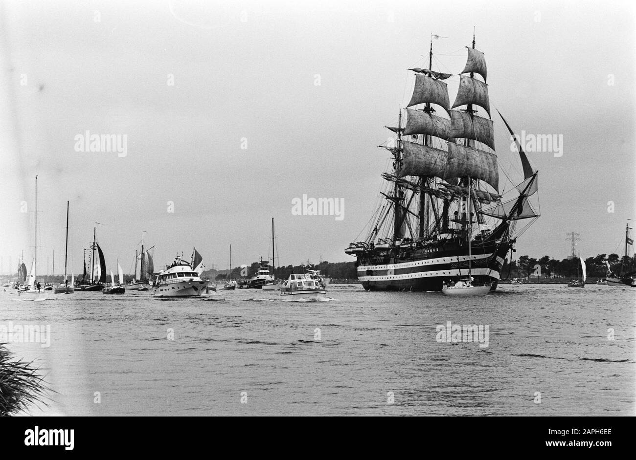 Sail 80 Amsterdam Description: De Amerigo Vespucci On The North Sea Canal Date: 6 Août 1980 Lieu: Amsterdam, Noord-Holland Mots Clés: Bateaux, Voiliers Banque D'Images
