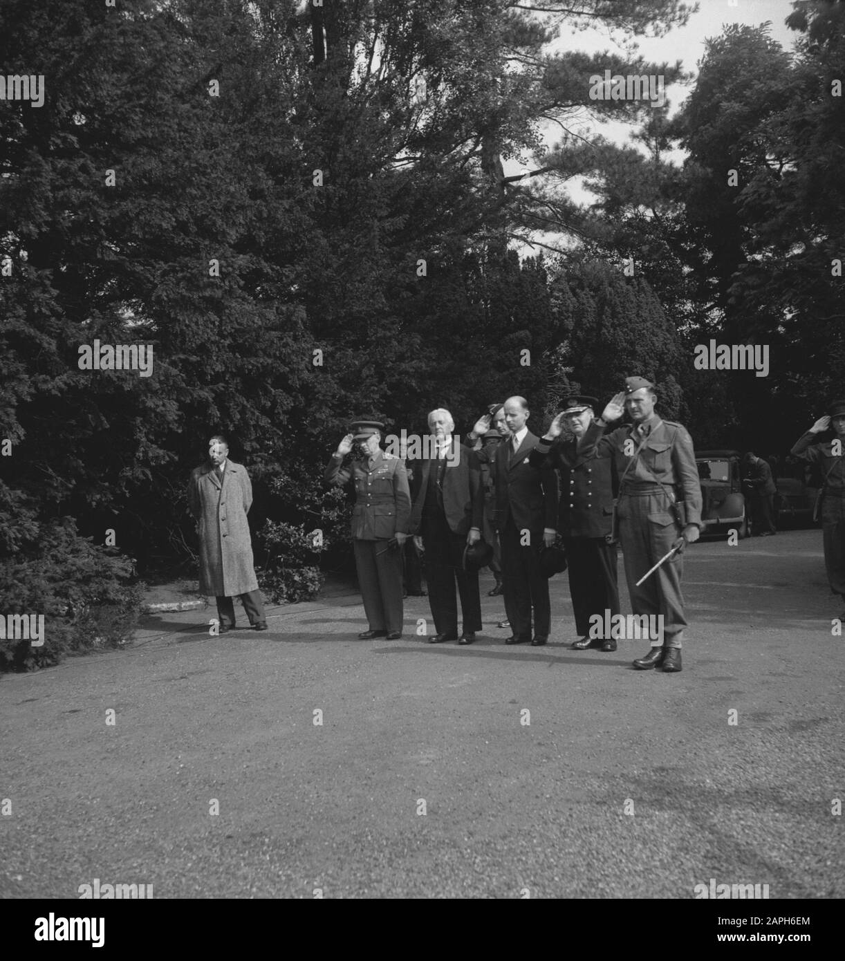 L'ambassadeur américain auprès des gouvernements alliés, Drexel Biddle, visite le camp de la Brigade princesse Irene en compagnie du Premier ministre néerlandais, du ministre de la guerre et d'autres ministres néerlandais. Ministres et officiers néerlandais en jouant à l'hymne national américain (au milieu de la droite le ministre de l'éducation Bolkestein, à côté de lui a quitté le ministre des Affaires étrangères Van Kleffens) Date: Septembre 1941 lieu: Amérique, Grande-Bretagne mots clés: Diplomates, armée, ministres, officiers, seconde Guerre mondiale Nom personnel: Bolkestein, Kleffens of Banque D'Images