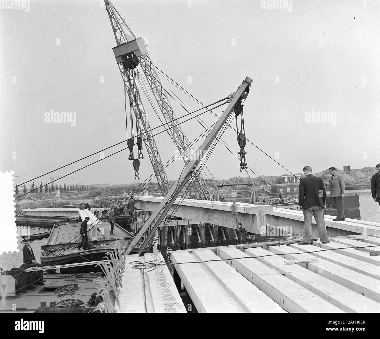 Construction nouveau pont Klaprozenweg Noord Amsterdam, placement béton SPAN Date: 20 juillet 1954 lieu: Amsterdam, Noord-Holland mots clés: Pont, Placements, extension, travées Banque D'Images
