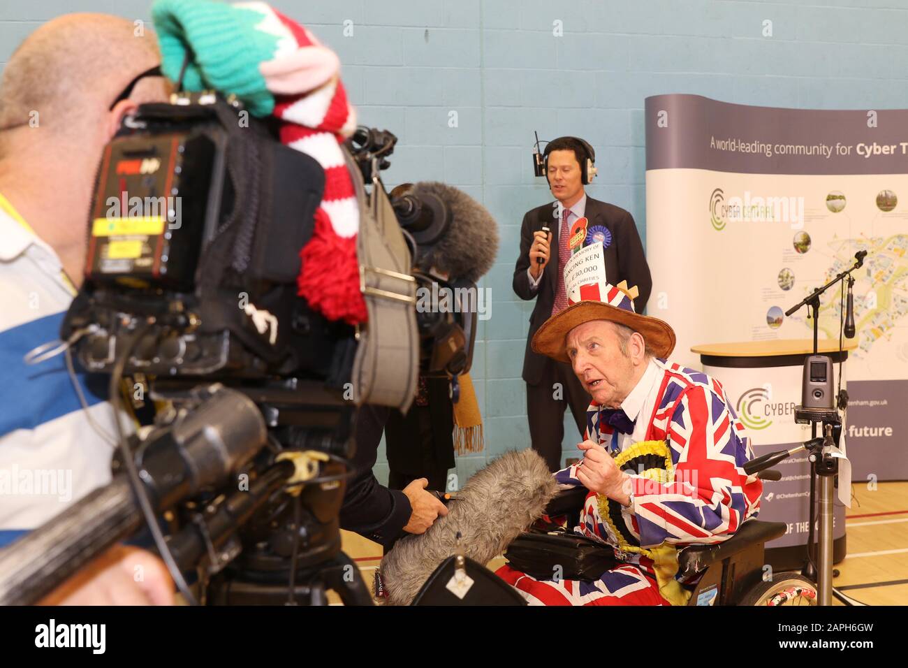 Cheltenham General Election Count at Leisure@Cheltenham Sports Hall - George Ridgeon fait un discours - 11.12.2019 Photo d'Antony Thompson - Thousand Word Media, PAS DE VENTES, PAS DE SYNDICATION. Contact pour plus d'informations mob: 07775556610 web: www.thousandwordmedia.com email: antony@thousandwordmedia.com le droit d'auteur photographique (© 2019) est conservé exclusivement par le créateur de l'œuvre à tout moment et la vente, la syndication ou l'offre de l'œuvre pour publication ultérieure à un tiers sans la connaissance ou l'accord du photographe contrevient à la Loi sur les dessins et modèles de droits d'auteur et les brevets de 1988 (partie 1, Banque D'Images