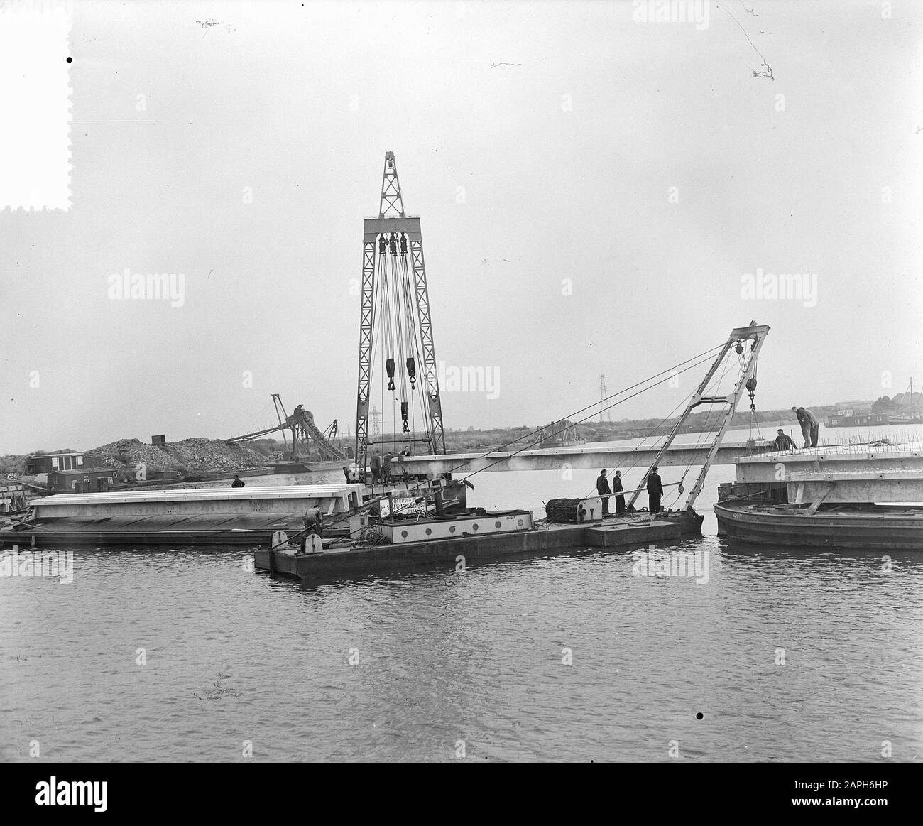 Construction nouveau pont Klaprozenweg Noord Amsterdam, placement béton SPAN Date: 20 juillet 1954 lieu: Amsterdam, Noord-Holland mots clés: Pont, Placements, extension, travées Banque D'Images