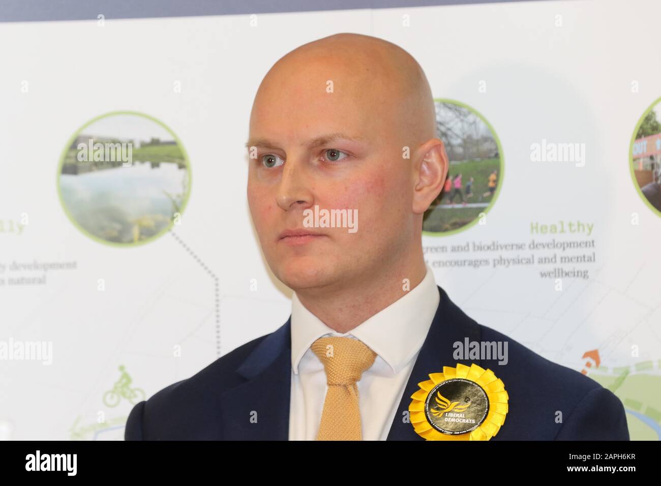 Cheltenham général Election Count at Leisure@Cheltenham Sports Hall - Max Wilkinson - 11.12.2019 Photo d'Antony Thompson - Thousand Word Media, PAS DE VENTES, PAS DE SYNDICATION. Contact pour plus d'informations mob: 07775556610 web: www.thousandwordmedia.com email: antony@thousandwordmedia.com le copyright photographique (© 2019) est exclusivement conservé par le créateur d'œuvres en tout temps et ventes, La syndication ou l'offre de travaux pour publication ultérieure à un tiers sans la connaissance ou l'accord du photographe contrevient à la Loi de 1988 sur les dessins et modèles de droits d'auteur et les brevets (partie 1, article 4, 2 ter) Banque D'Images