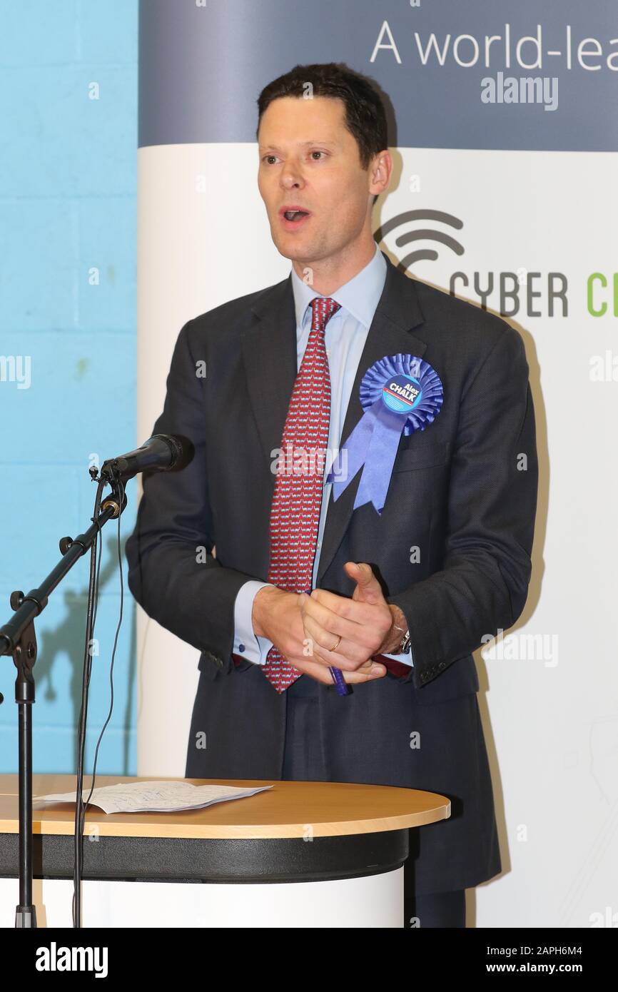 Cheltenham General Election Count at Leisure@Cheltenham Sports Hall - Alex Chalk MP donne son discours de célébration - 11.12.2019 Photo d'Antony Thompson - Thousand Word Media, PAS DE VENTES, PAS DE SYNDICATION. Contact pour plus d'informations mob: 07775556610 web: www.thousandwordmedia.com email: antony@thousandwordmedia.com le droit d'auteur photographique (© 2019) est conservé exclusivement par le créateur de l'œuvre à tout moment et la vente, la syndication ou l'offre de l'œuvre pour publication ultérieure à un tiers sans la connaissance ou l'accord du photographe contrevient à la Loi sur les dessins et modèles de droits d'auteur et les brevets Banque D'Images