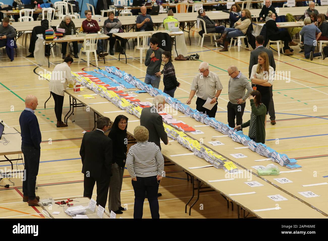 Cheltenham General Election Count at Leisure@Cheltenham Sports Hall - Les bulletins de vote sont relésés pour essayer de savoir qui a gagné - 11.12.2019 Photo d'Antony Thompson - Thousand Word Media, PAS DE VENTES, PAS DE SYNDICATION. Contact pour plus d'informations mob: 07775556610 web: www.thousandwordmedia.com email: antony@thousandwordmedia.com le droit d'auteur photographique (© 2019) est conservé exclusivement par le créateur de l'œuvre en tout temps et les ventes, la syndication ou l'offre de l'œuvre pour publication future à un tiers sans la connaissance ou l'accord du photographe contrevient au droit d'auteur Desi Banque D'Images